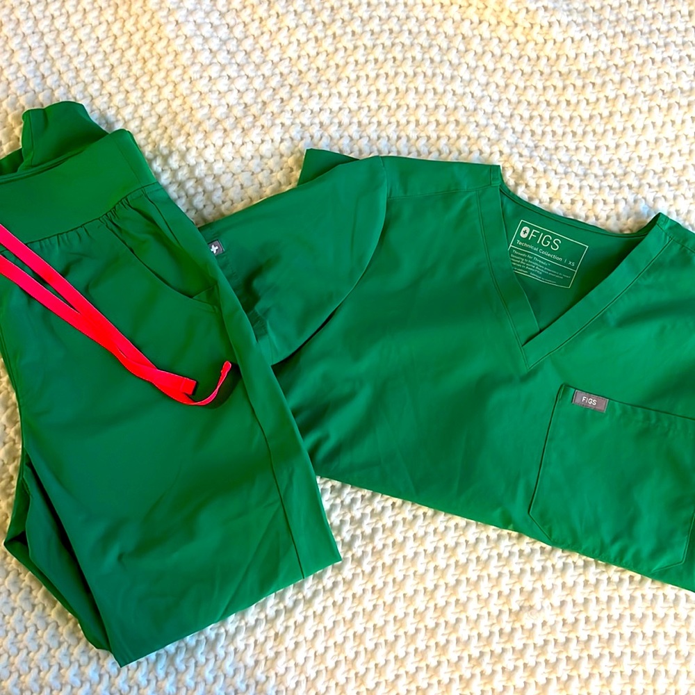 FIGS SAFETY GREEN FREEx Scrubs